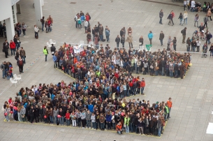Schüleraktion mit „Ulm gegen Rechts“ auf dem Münsterplatz in der Ulmer Innenstadt im Vorfeld des NPD-Aufmarsches, April 2009. Mit dabei Jugendliche vom DZOK.