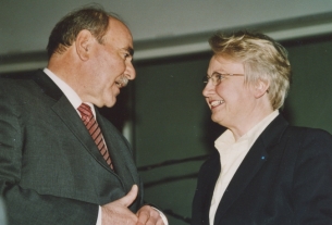 Der Ulmer Oberbürgermeister Ivo Gönner im Gespräch mit Annette Schavan.