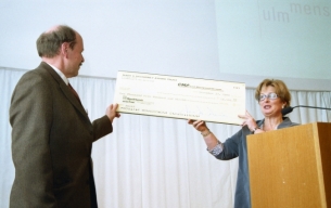 Prof. Dr. Wolfgang Keck und Dr. Ilse Winter präsentieren den Scheck einer großzügigen Spende.