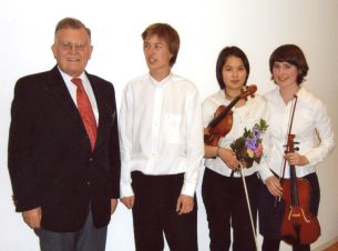 Erwin Teufel, Ministerpräsident a. D. und Kolja Denoix, Aglaja Vollstedt, Lisa Dorn von den „dzokkissimi“ (musikalische Jugendgruppe des DZOK)
