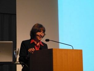 Prof. Dr. Dr. h.c. Aleida Assmann bei ihrem Vortrag im Ulmer Stadthaus.