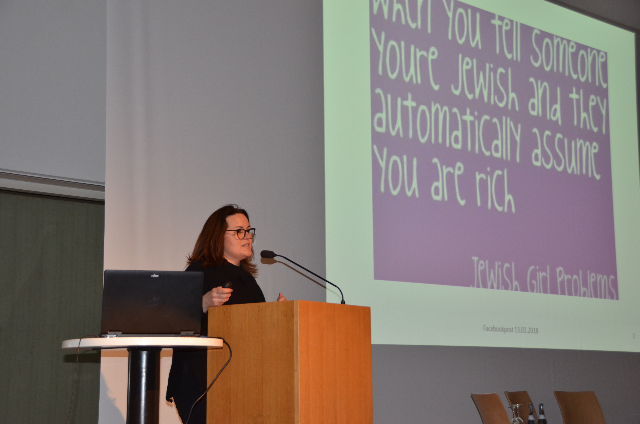 Susanne Benizri bei ihrem Vortrag zu aktuellem Antisemitismus